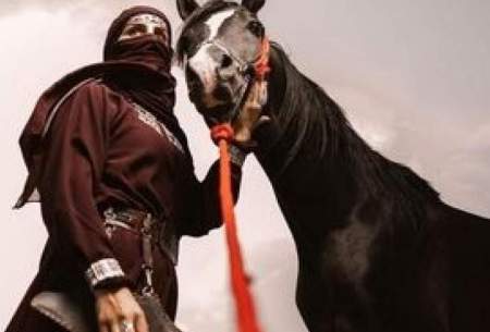 زن کماندار و شمشیرباز عربستانی  روی اسب/فیلم