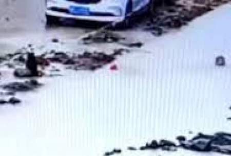 سقوط وحشتناک عابر پیاده در کانال آب /فیلم