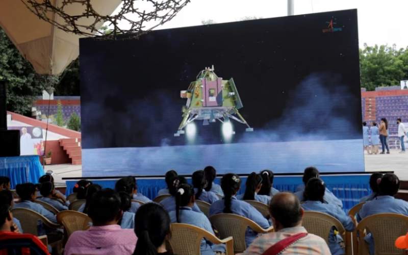 فرود فضاپیمای هندی بر سطح كره ماه