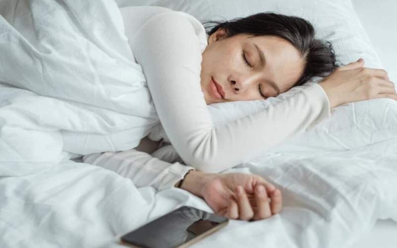 با ۴ ترفند برای خواب سالم در شب آشنا شود