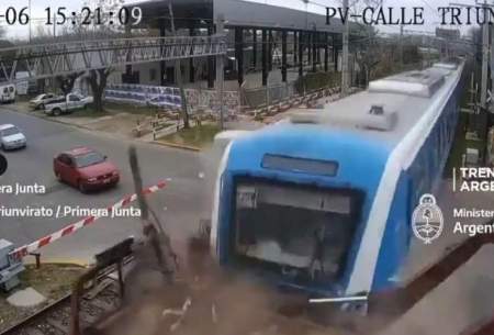 برخورد شدید قطار مسافربری با یک کامیون