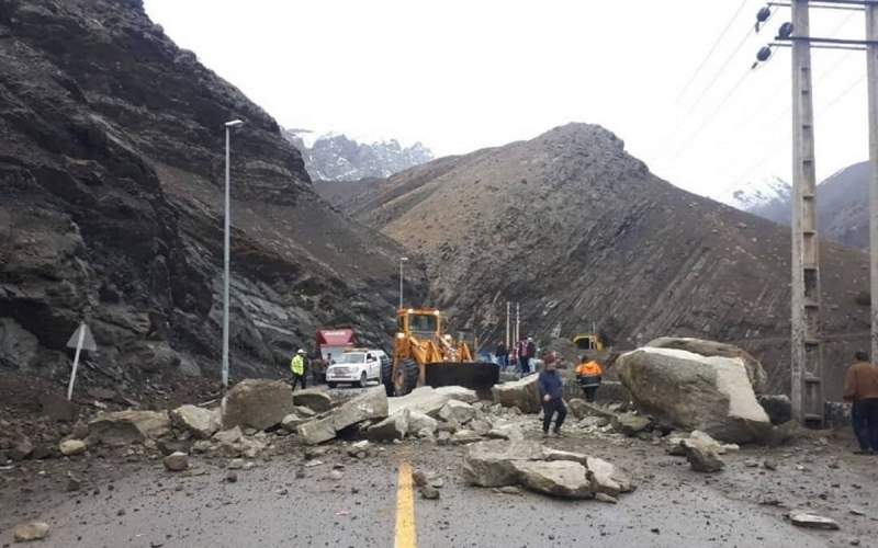 هشدار باران سنگ در این جاده شمالی!