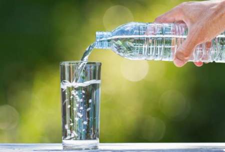 بلایی که نوشیدن آب هنگام غذا بر سرمان می‌آورد