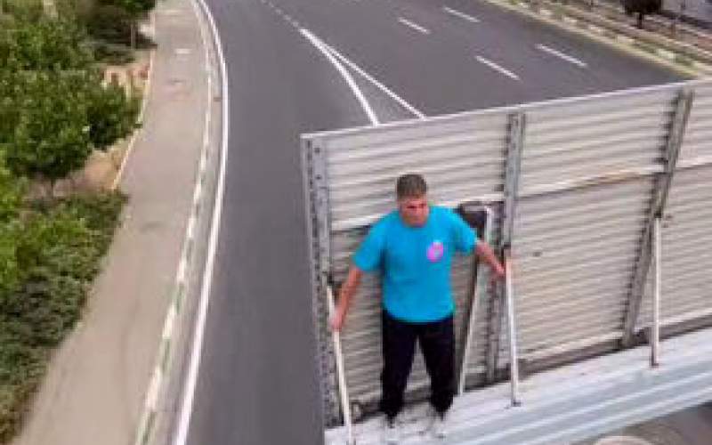 اقدام خطرناک یک پارکورباز در اتوبانی در تهران
