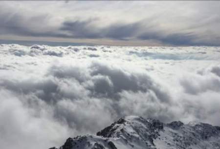 فیلمی از غرق شدن کوه در میان ابر‌ها