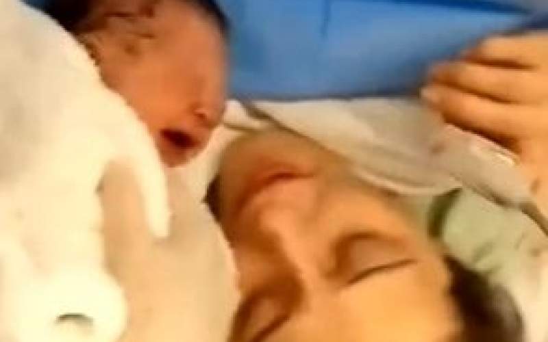 واکنش نوزاد تازه متولد شده به بوسه مادرش