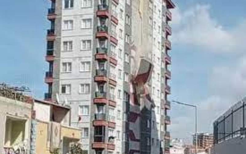 سقوط  نمای آپارتمان ۱۵ طبقه روی سر مردم
