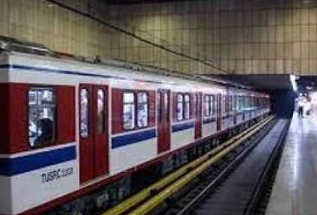 سقوط یک زن حواس پرت روی ریل مترو