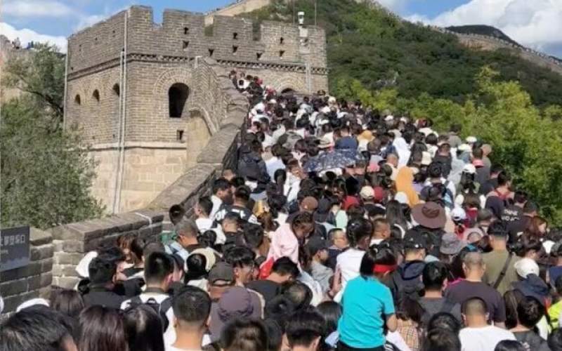 هجوم مردم به دیوار بزرگ چین /فیلم