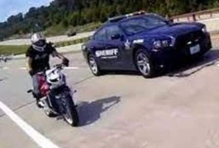 خونسردی عجیب موتورسوار تحت تعقیبِ پلیس