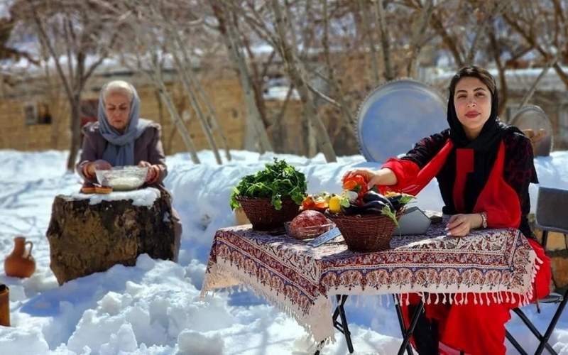 کباب کردن گوشت و گوجه توسط خانواده کردستانی