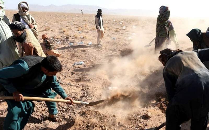 حفر قبر برای ۲۴۰۰ زلزله‌زده افغان /فیلم