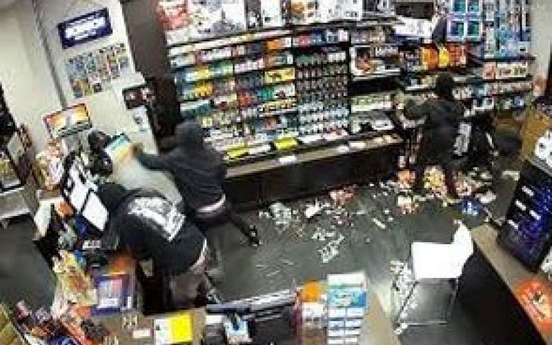 حمله جانانه دختر جوان به دو دزد فروشگاه