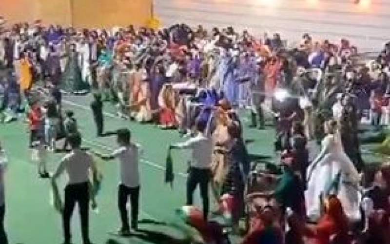 رقص جمعیِ مردان و زنان در یک عروسیِ شیرازی