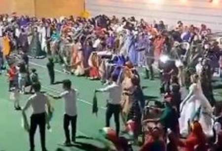 رقص جمعیِ مردان و زنان در یک عروسیِ شیرازی