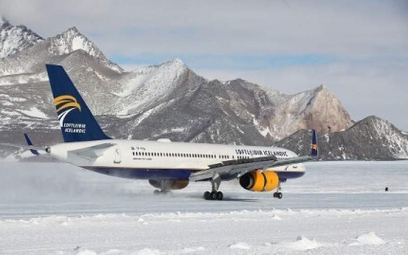 فرود هواپیمای بی ٧۵٧ در باند یخی قطب جنوب