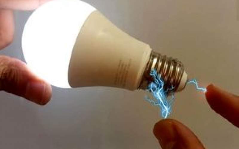 یک روش ساده برای روشن کردن لامپ با انگشت