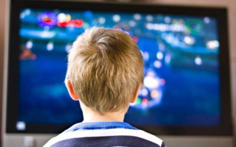 مضرات تماشای صفحه‌های نمایش برای کودکان