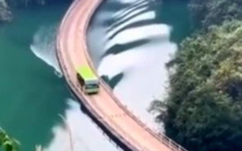 ویدئوی تماشایی عبور خودرو از پل شناور