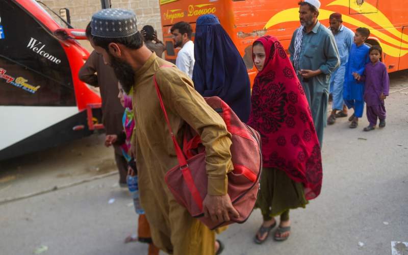 هزاران مهاجر افغان از ترس بازداشت و خشونت پلیس پاکستان حاضر به ترک این کشور شده اند