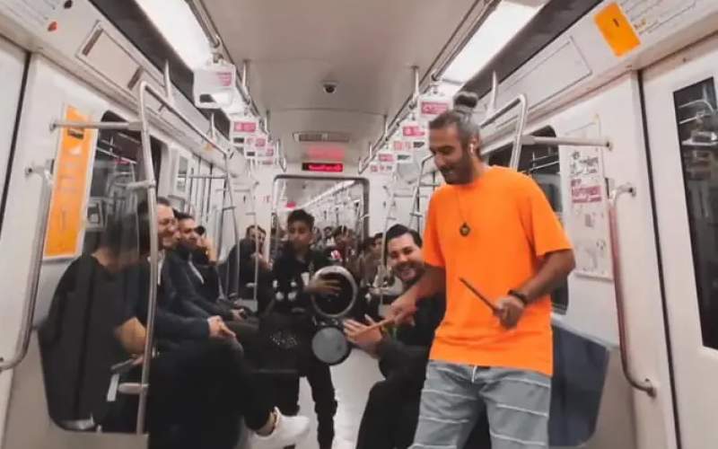 حرکت دسته‌جمعی چند پسر در مترو که حال همه را خوب کرد
