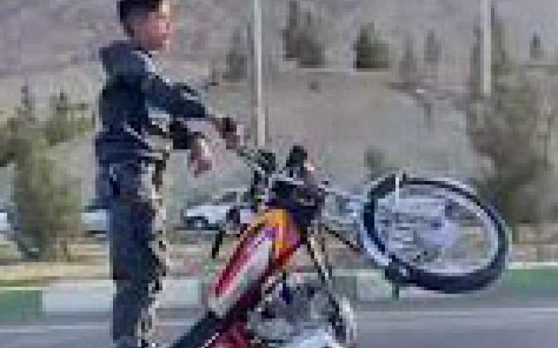اقدام نوجوان موتورسوار در خیابان وایرال شد