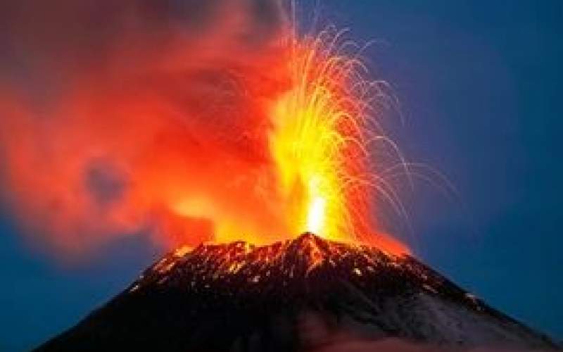 لحظه نفس‌گیر فوران یک آتشفشان در ژاپن