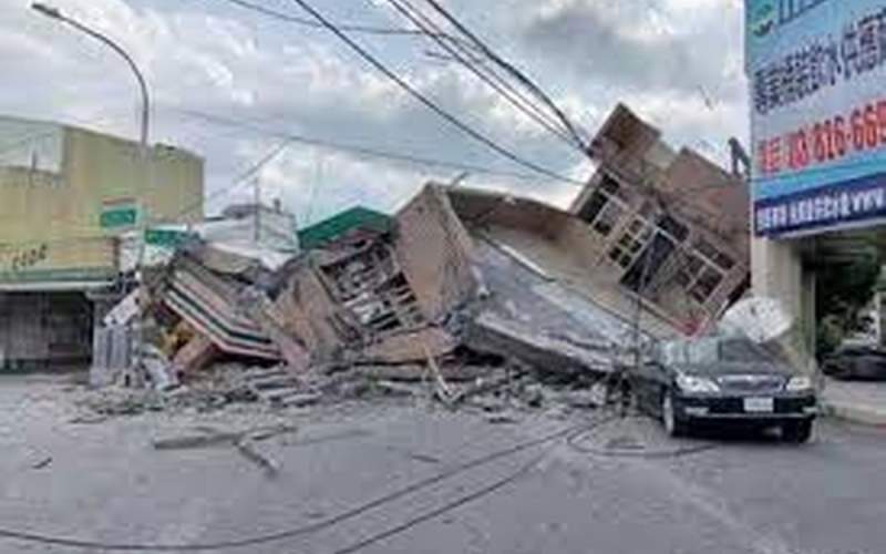 سقوط وحشتناک جرثقیل هنگام زلزله فیلیپین