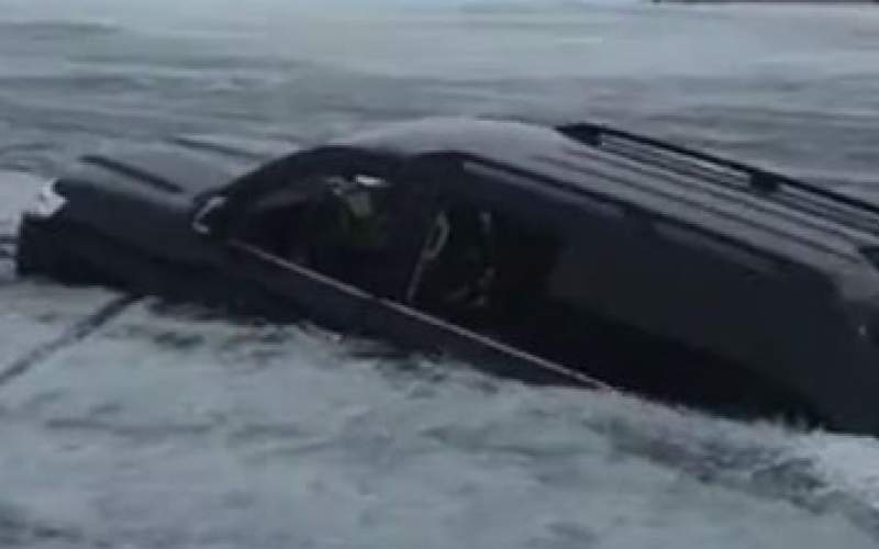 لحظه غرق شدن تویوتا لندکروز در دریاچه یخ زده