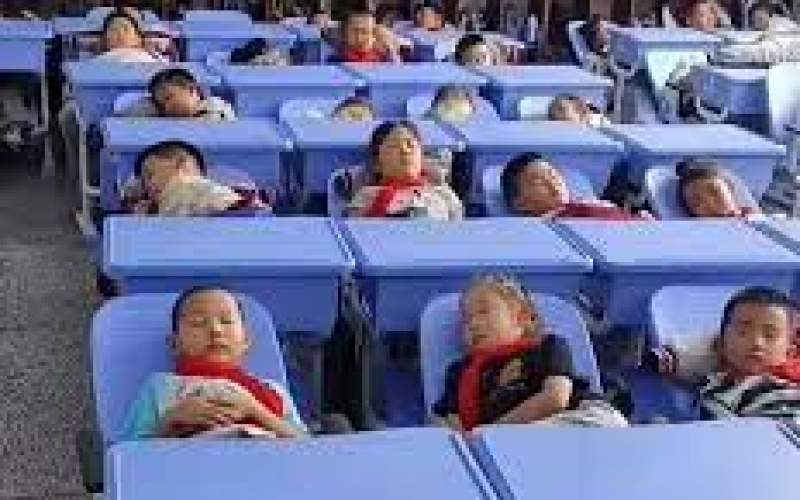 صندلی‌های جالب در مدارس چین برای چرت زدن