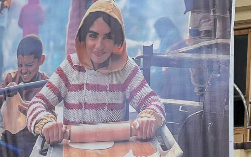 پوشش بحث‌برانگیز یک دختر در بنر شهرداری تهران