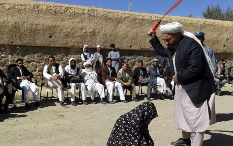 شلاق خوردن ۴۰۰ نفردر ملأ عام  در افغانستان
