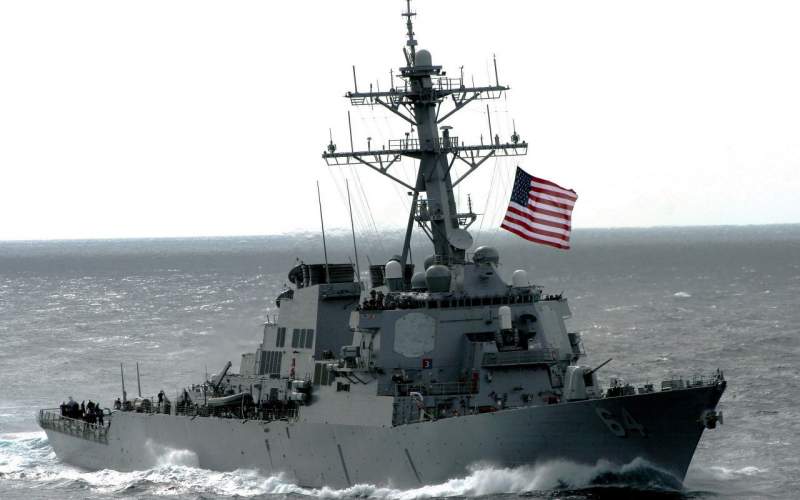 حمله موشکی به یک ناو آمریکا و چند کشتی تجاری در دریای سرخ