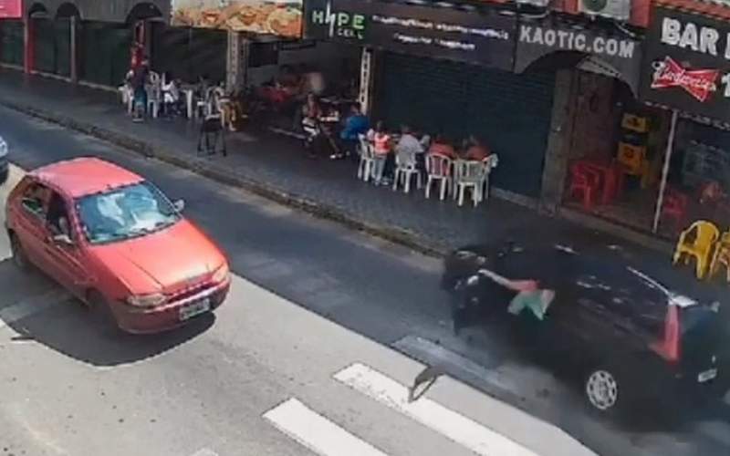 راننده زن مشتریان رستوران را زیر گرفت /فیلم