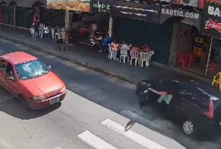 راننده زن مشتریان رستوران را زیر گرفت /فیلم