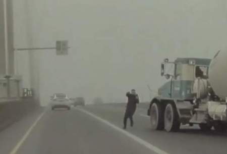 فرار یک مرد از تصادف روی پل مه‌آلود /فیلم