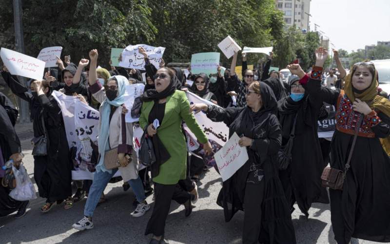 تظاهرات شماری از فعالان زن افغان در اعتراض به سیاست‌های زن‌ستیزانه طالبان، کابل‌‌ــ AFP