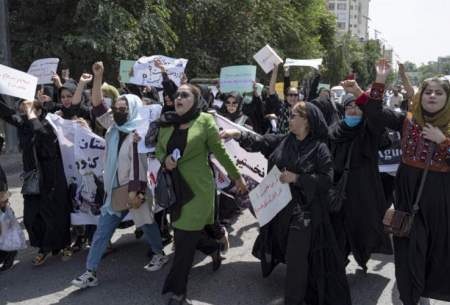 تظاهرات شماری از فعالان زن افغان در اعتراض به سیاست‌های زن‌ستیزانه طالبان، کابل‌‌ــ AFP