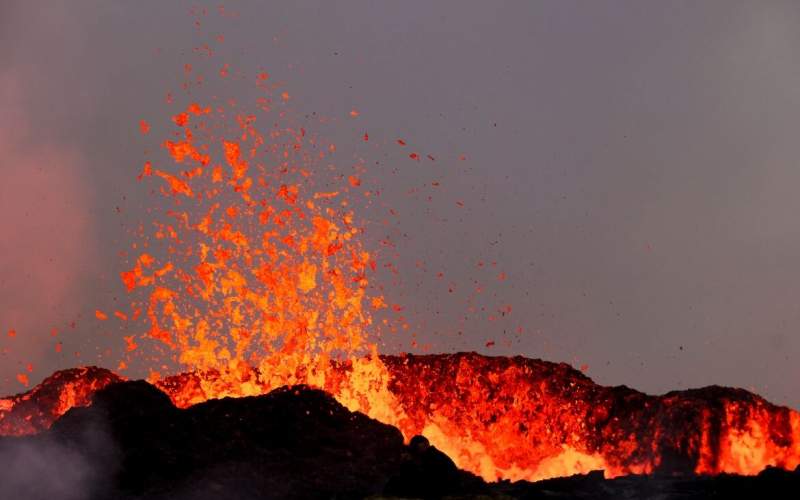 تصاویر آخرالزمانی از فوران یک کوه آتشفشان