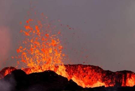 تصاویر آخرالزمانی از فوران یک کوه آتشفشان