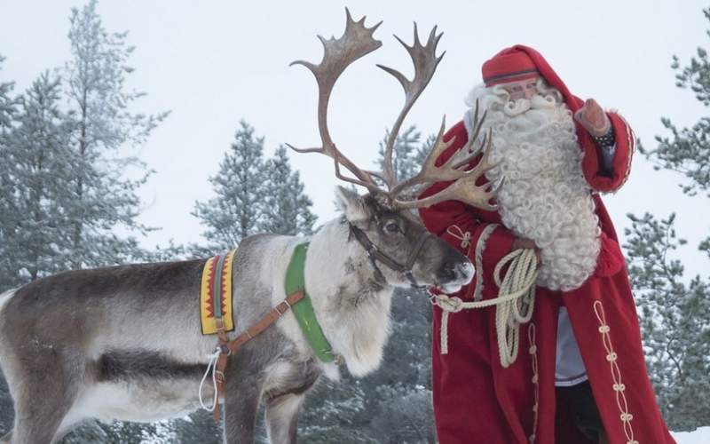 بابانوئل‌ها در راه توزیع هدایای کریسمس/فیلم