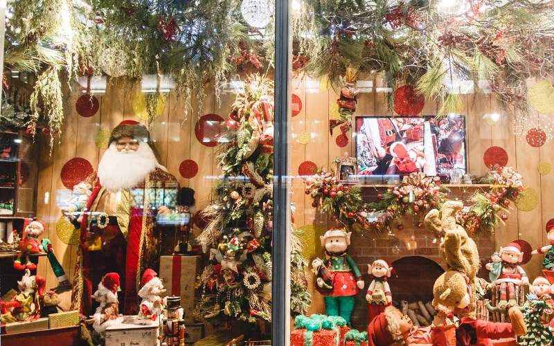 حال‌وهوای کریسمس در خیابان میرزای شیرازی