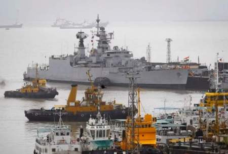 یک ناو جنگی نیروی دریایی هند در بندر مومبای