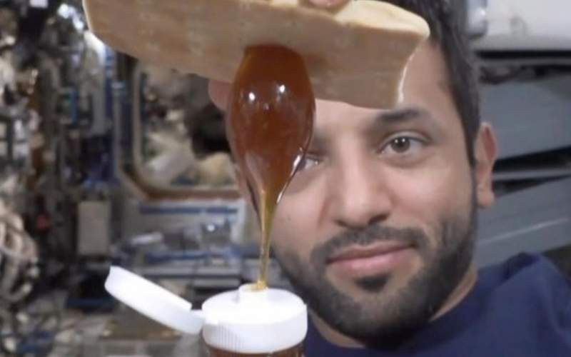 عسل خوردن فضانورد اماراتی در ایستگاه فضایی