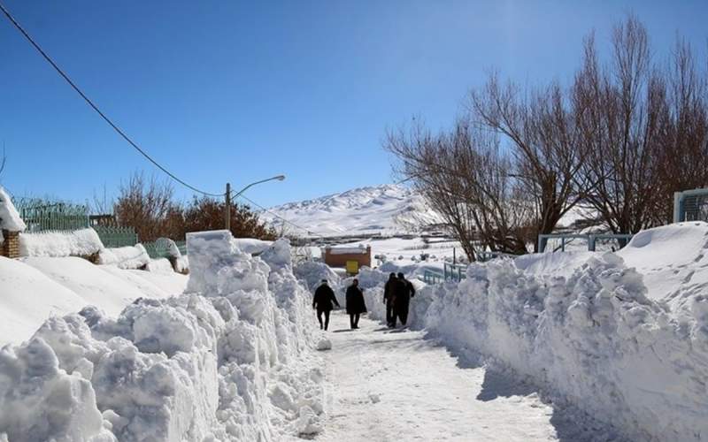 بارش برف در کوهرنگ پایتخت برفی ایران/فیلم