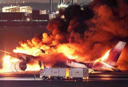 هواپیمای مسافربری روی باند در آتش سوخت