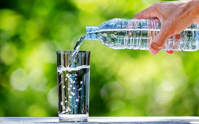 عجیب‌ترین رکورد تاریخ نوشیدن 5لیتر آب با چنگال