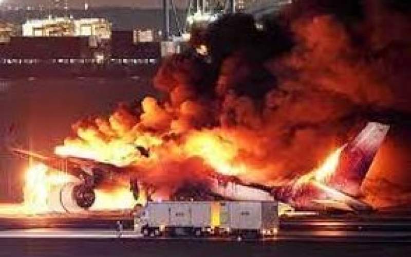 لحظه تکه‌تکه کردن هواپیمای سوخته شده ژاپنی