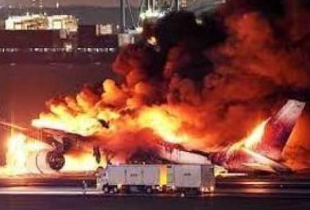 لحظه تکه‌تکه کردن هواپیمای سوخته شده ژاپنی