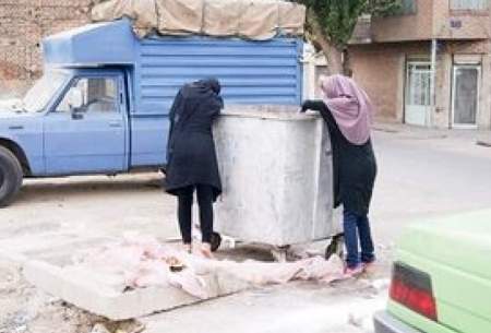 زباله‌گردی یک مادر به همراه فرزندش در تبریز